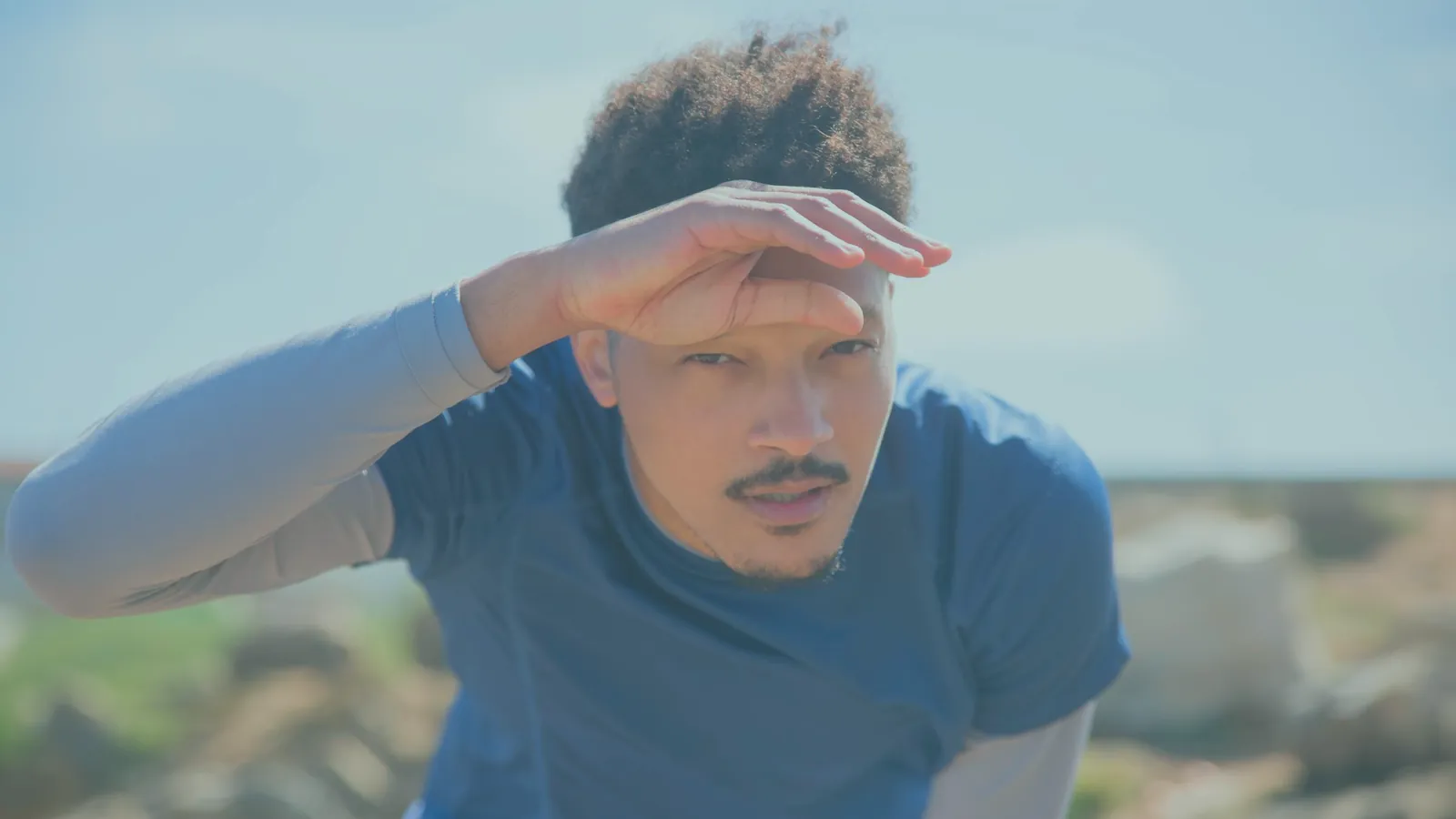 Bir Erkek Gözlerini Kısarak Bakıyorsa Ne Anlama Gelir?