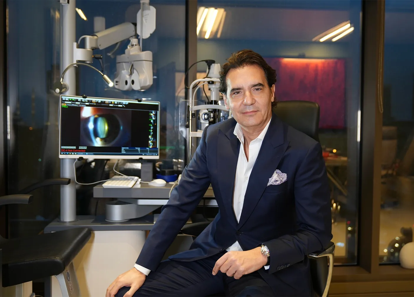 Prof. Dr. Efekan Coşkunseven — klinikte kornea topografisi ile değerlendirme
